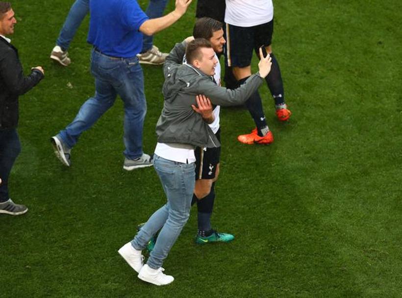 Un tifoso del Tottenham si fa un selfie con Vertonghen. Getty Images